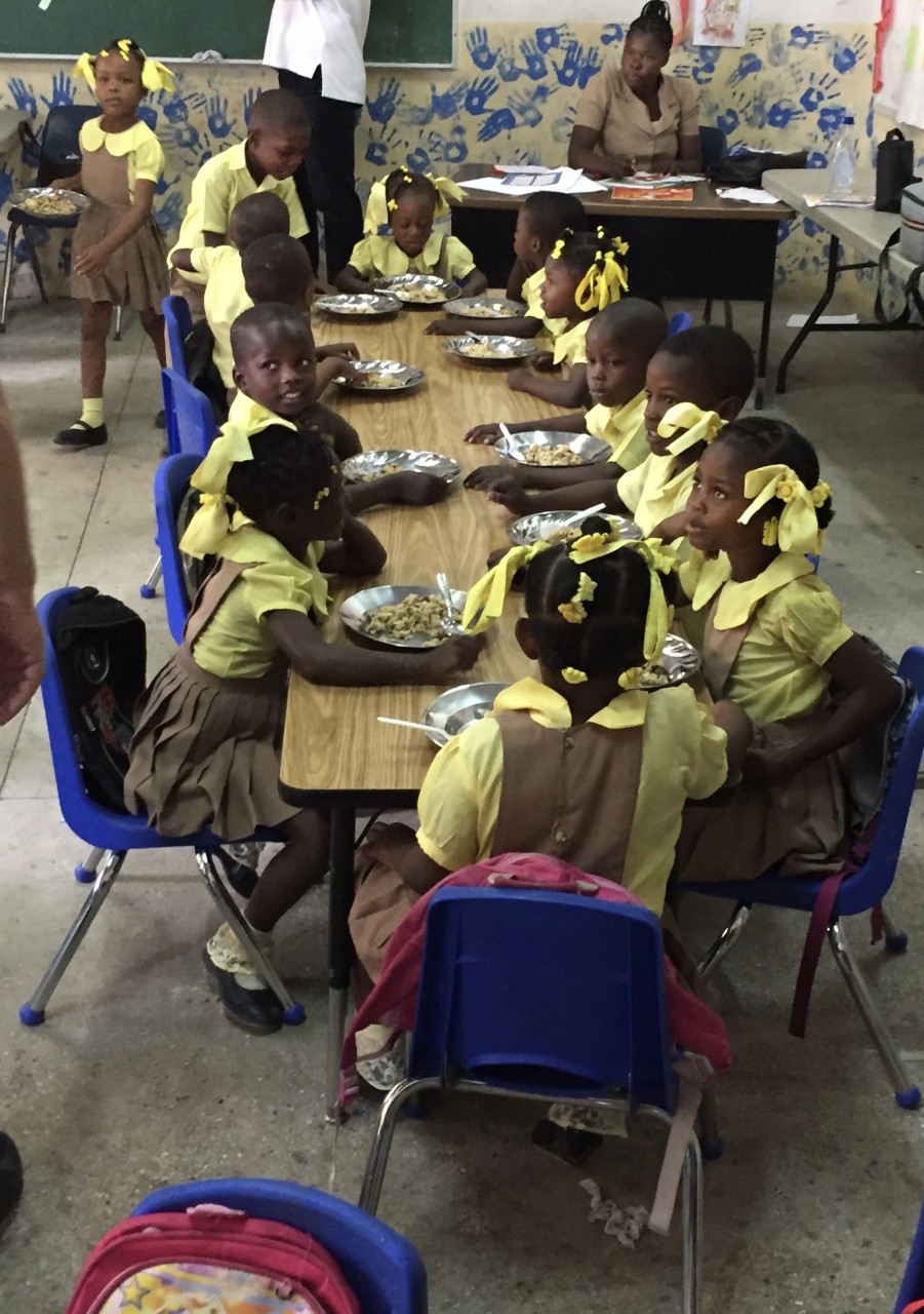 b2ap3 large 2 2019 blog students eating