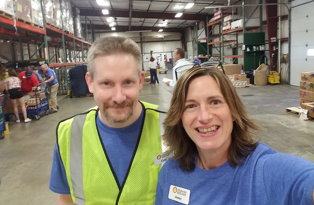 Midwest Food Bank Volunteers Connect Food with Families in Need 4 b2ap3 large Greg and Jenny Otte