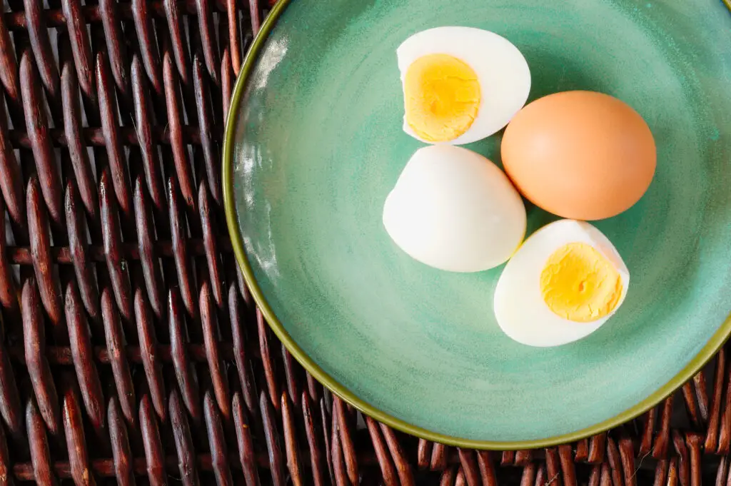 9 Food Facts That Sound Fake - Eggs for breakfast can lower your daily calories